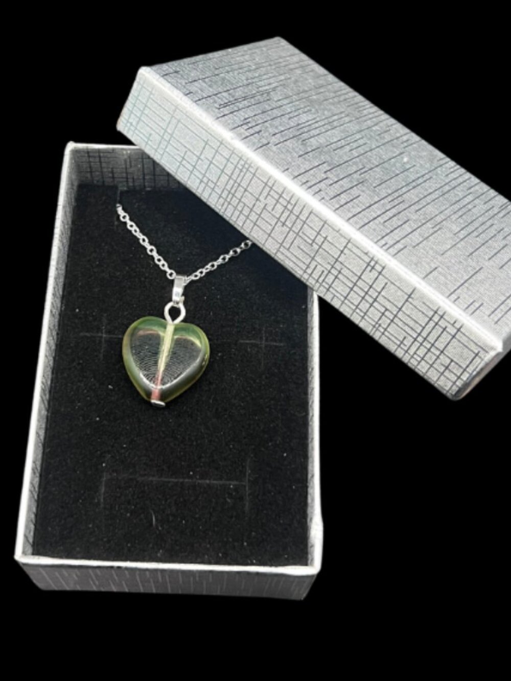 Handmade Uranium Glass Green Heart Pendant Necklace UV Reactive Silver - Picture 6 of 8